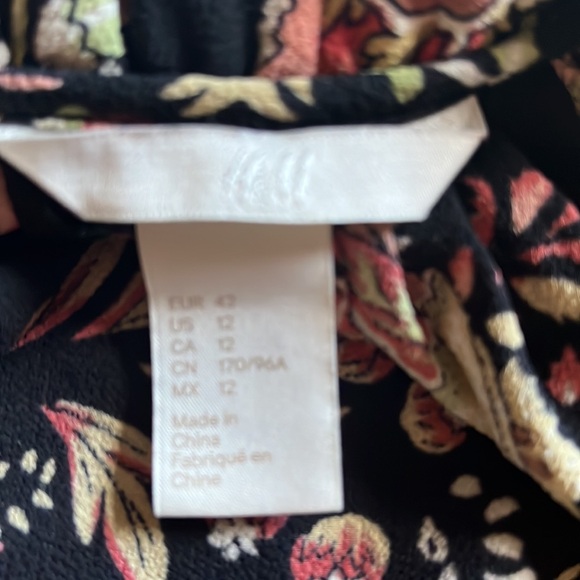 H&M size 12 printed dress with pockets.  Soft.  Light.  Airy.  Very comforting - Picture 7 of 7